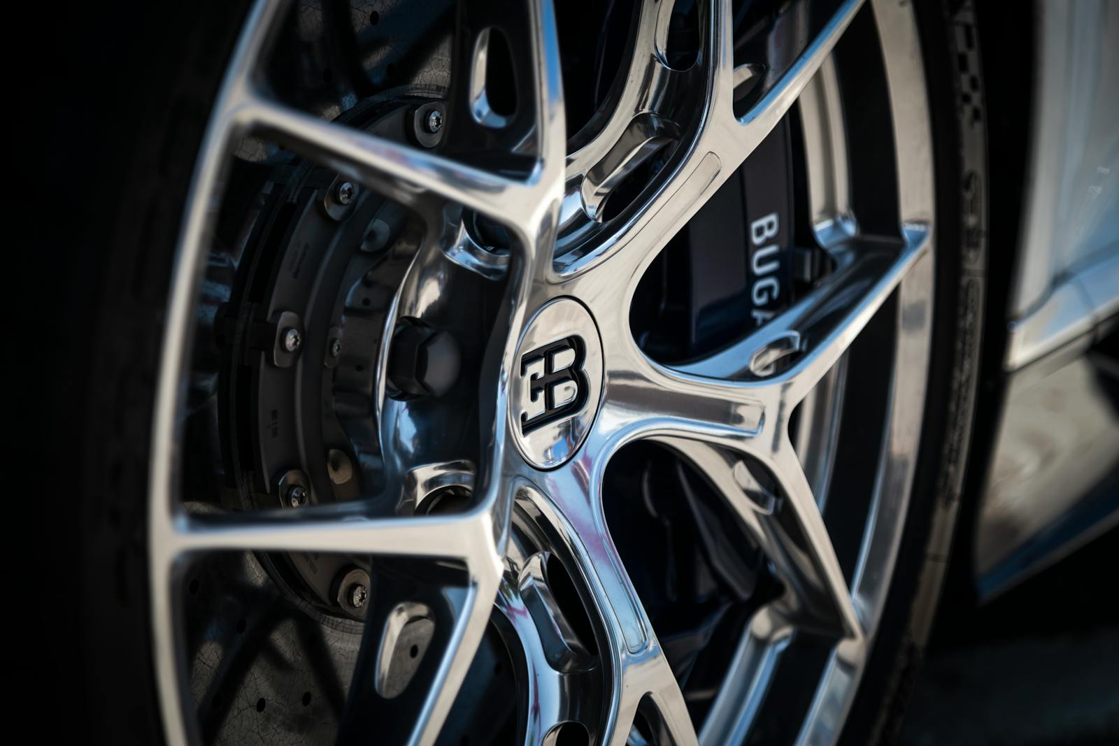 Polished chrome wheel detail